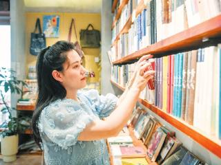让咖啡与书香撞满怀：海口龙华“亲爱的苏书店”成小巷“网红”