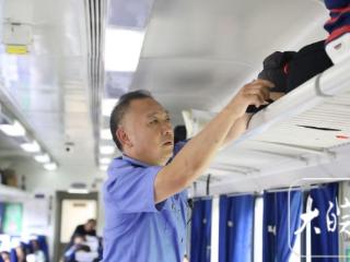 列车架起城乡致富桥 党员列车员助力特产出山