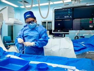 【天眼问医】医院心内科上演“生死时速”抢救生命！医生提醒：胸痛可能是心脏在“报警”