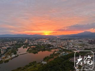 潜山火烧云：云天铺锦绣，天柱醉颜红（组图）