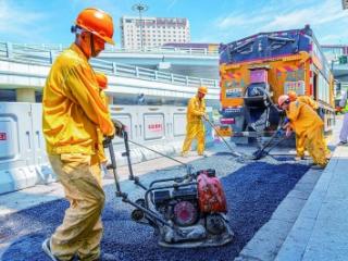 高温下的坚守：养护道路保畅通