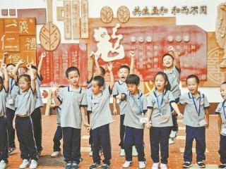 厦门小学新生陆续到校报到 二孩占比升高