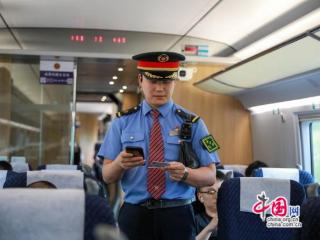 全国铁路暑运发送旅客破8亿人次 同比增6.4%