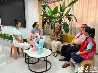 潍坊市党史教育馆：“追红少年”与老党员共叙烽火岁月