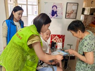 南苑街道八铺社区开展“情系老兵暖人心 政策宣讲送上门”活动