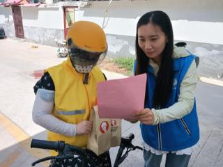仙营街道秦庄社区为新就业群体系好“交通安全绳”