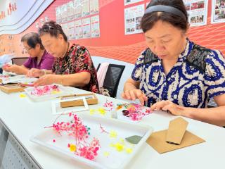 济阳大街社区开展“爱上门”志愿服务干花相框制作活动