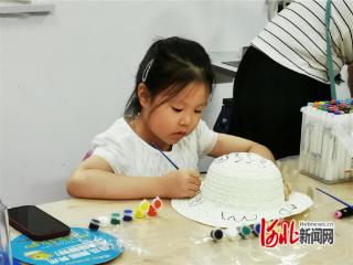 石家庄市国赫天著社区：彩绘草帽活动丰富儿童暑假生活