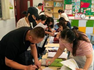 接过成长的祝福！柳青苑小学“小柳芽儿”领到入学第一份礼物