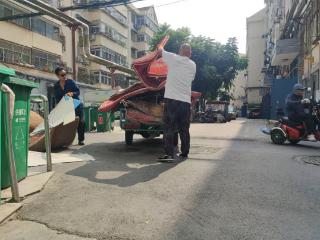 南苑街道八铺社区开展小区环境卫生整治活动