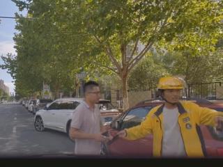 老人在合肥街头摔伤，外卖小哥热心救助！家属急寻恩人