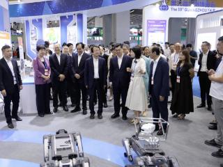 视源股份全栈自研四足机器人及“AI+教育”解决方案亮相广博会，引发现场热烈互动