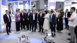 视源股份全栈自研四足机器人及&ldquo;AI+教育&rdquo;解决方案亮相广博会，引发现场热烈互动