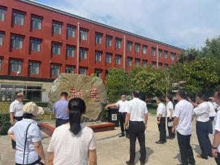 岱岳区粥店中学全体管理干部到泰安第十中学开展参观交流活动