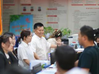 聚焦“两高四着力”人大代表在行动丨邓志军：他是社区书记，更是12万居民的“代言人”