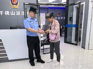 女子在街边买菜“逃单”，民警帮菜农追回菜钱
