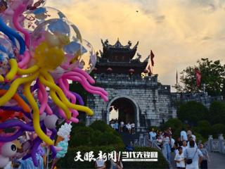 咔嚓！青石板上的亲子大片，藏着这座古镇600年的故事