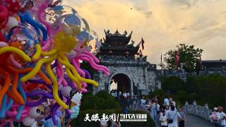 咔嚓！青石板上的亲子大片，藏着这座古镇600年的故事(图1)