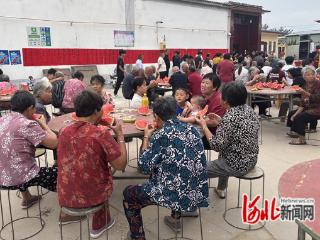 邢台市广宗县东安村：表彰本村大学生 全村共吃团圆饭
