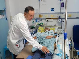 小叶医探 | 34岁男子脑干出血命悬一线！专家毫米级手术“拆弹”成功