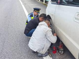 车辆高速爆胎遇险 贵州交通执法三支队暖心救援