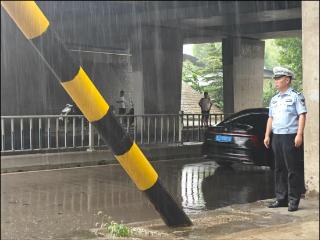 泰安交警城东大队及时启动降雨应急预案，到辖区易积水路口查看路面情况