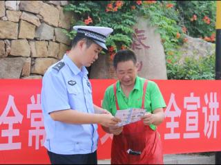 泰安交警景区大队开展“一盔一带 安全常在”交通安全主题宣传活动