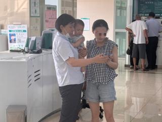 农行员工“兼职”哄娃，撑起厅堂“爱心伞”