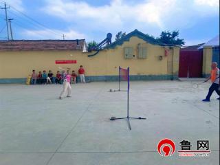 德州天衢新区抬头寺镇双庙陈村开展“羽球飞扬 活力社区”运动会