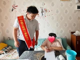 贵阳：瘫痪客户医保报销遇阻，工行火速上门病榻前解“急难愁”