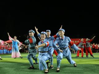 以音乐回望历史 用歌声礼赞时代