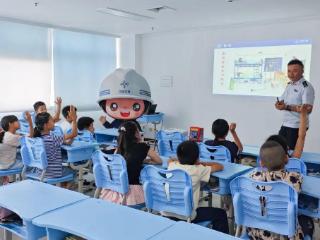 安全公开课开进中交一航局二公司暑期托管班