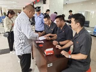 独山县法院暖心执结欠薪案 27名农民工喜领35万余元工资