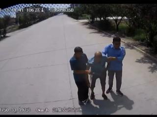 老人俯卧在路面 蒙城这位公交司机下车相助