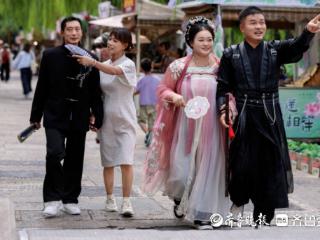 农民工夫妻共赴七夕之约，甜蜜相伴体验泉城韵味