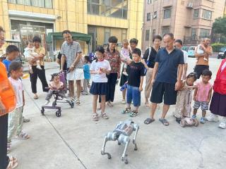 济宁太白湖新区许庄街道锦绣社区开展“机趣启蒙 智创未来”机器人科普活动