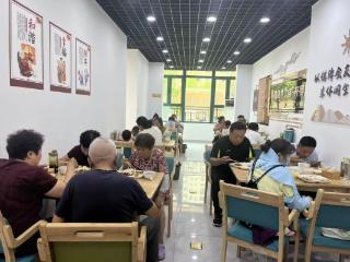济宁太白湖新区许庄街道推进适老化餐饮服务 居民赠感谢信点赞"舌尖上的幸福"