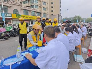 济南市莱芜区凤城街道新东方华庭社区：义诊服务进驿站 健康关怀暖人心