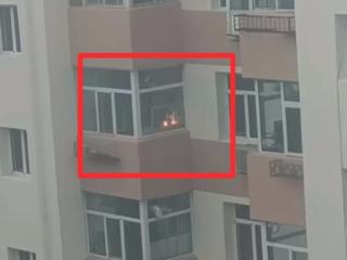 邻居家灶台起火 居民急拍照提醒