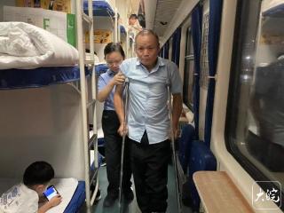 三十载温暖旅程：列车乘务员张小玲站好最后一班岗