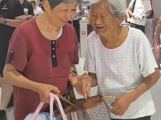 “108岁老人高铁站接78岁女儿回家”被疑造假 多方最新回应