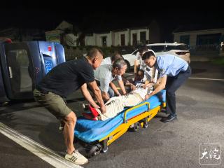路遇交通事故 芜湖民警凌晨2点紧急施救
