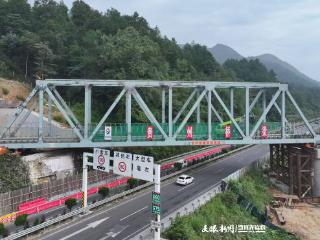 480吨！瓮马铁路6标上跨G75兰海高速中桥顺利完成｜大抓项目看进度