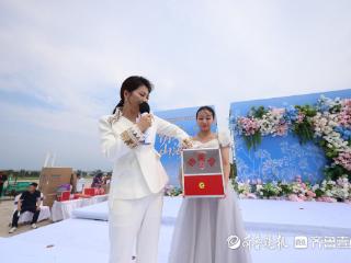 集体婚礼抽奖环节惊喜连连，烟台24对新人“喜上加喜”