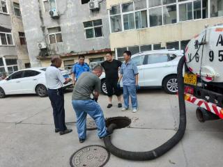 济南市中区十六里河：及时疏通下水道，解开居民“烦心结”