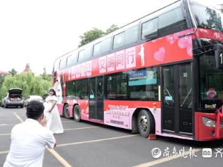 “爱在一起”，情定山海！烟台24对新人乘公交婚车开启浪漫婚礼