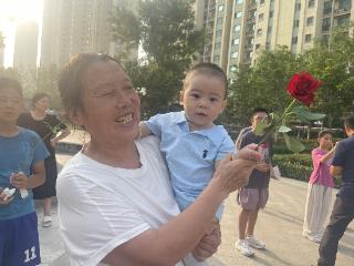 徐家楼街道梅山社区：“七夕”浪漫满社区 鲜花传爱意