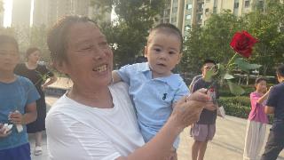 徐家楼街道梅山社区：“七夕”浪漫满社区 鲜花传爱意