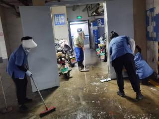 泰山区徐家楼街道新华社区：地下车库“焕新”行动 扫出整洁新体验