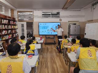 礼让斑马线 文明你我他｜开学护航 5崂山公交志愿者为学生送上“安全必修课”